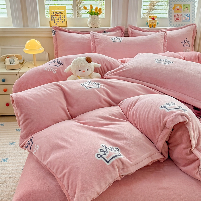 91家纺网 家纺一手货源 找家纺 金盛纺 2025新款高克重牛奶绒印花系列四件套(可定制) 皇室贵冠-粉