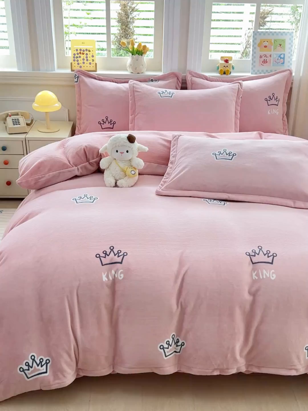 91家纺网 家纺一手货源 找家纺 金盛纺 2025新款高克重牛奶绒印花系列四件套(可定制) 皇室贵冠-粉