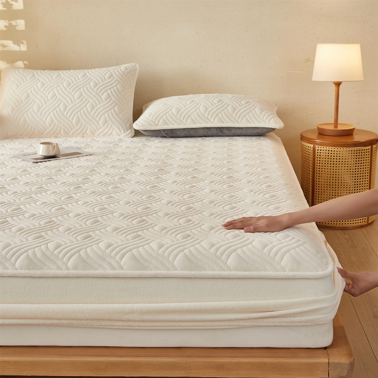 91家纺网 家纺一手货源 找家纺 金鹰 2025新款A类牛奶绒云眠绒夹棉床笠牛奶绒床笠席梦思保护套床垫套 奶白