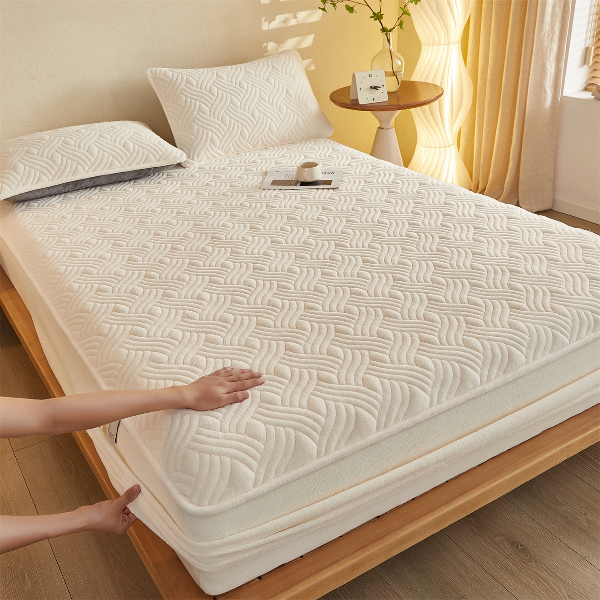 91家纺网 家纺一手货源 找家纺 金鹰 2025新款A类牛奶绒云眠绒夹棉床笠牛奶绒床笠席梦思保护套床垫套 奶白