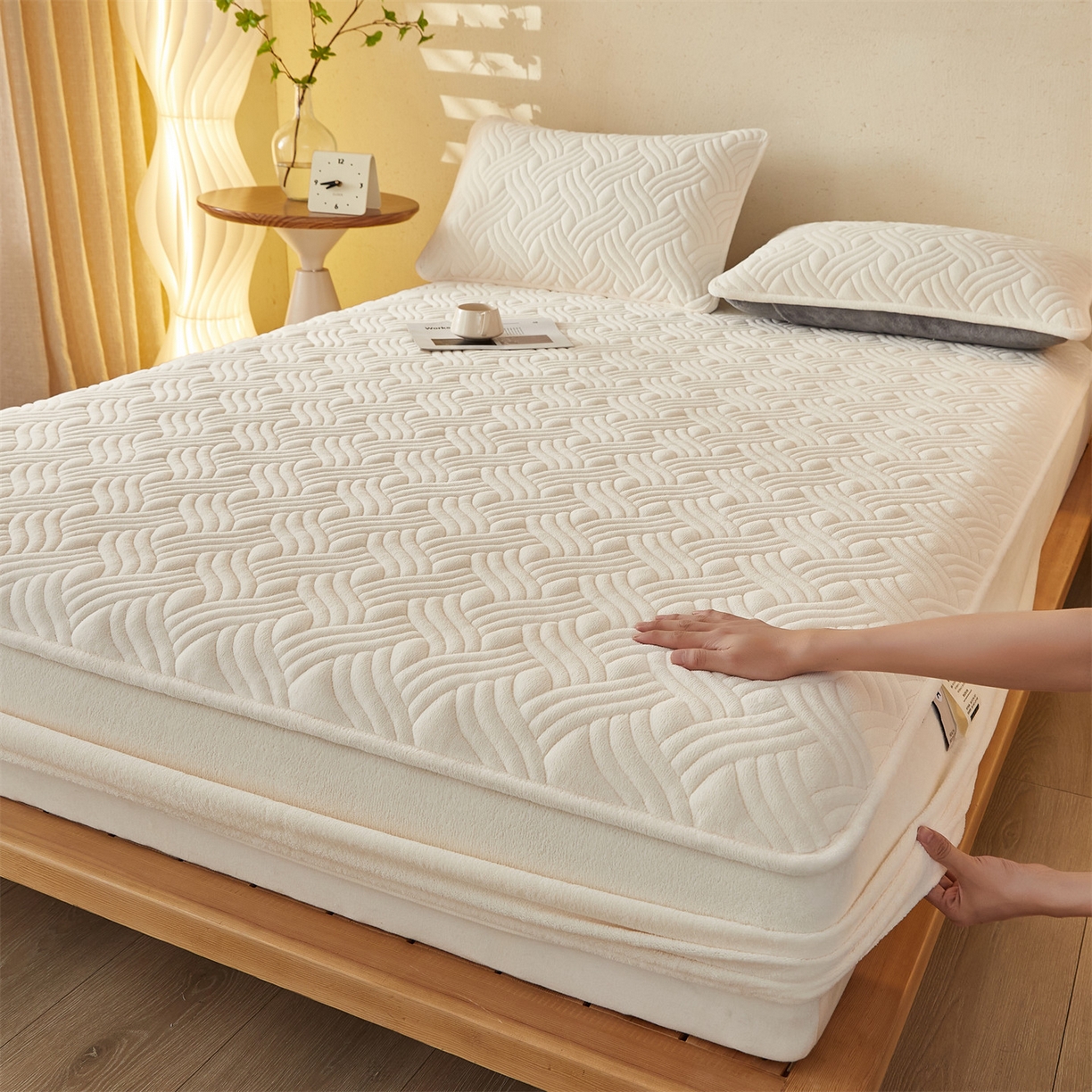 91家纺网 家纺一手货源 找家纺 金鹰 2025新款A类牛奶绒云眠绒夹棉床笠牛奶绒床笠席梦思保护套床垫套 奶白