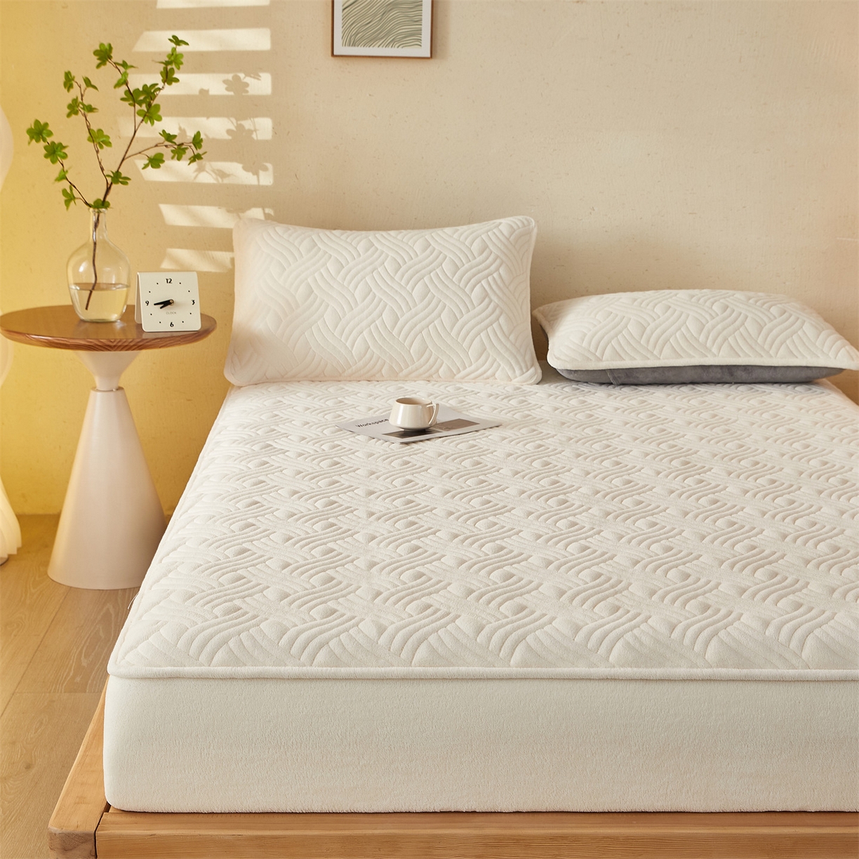 91家纺网 家纺一手货源 找家纺 金鹰 2025新款A类牛奶绒云眠绒夹棉床笠牛奶绒床笠席梦思保护套床垫套 奶白