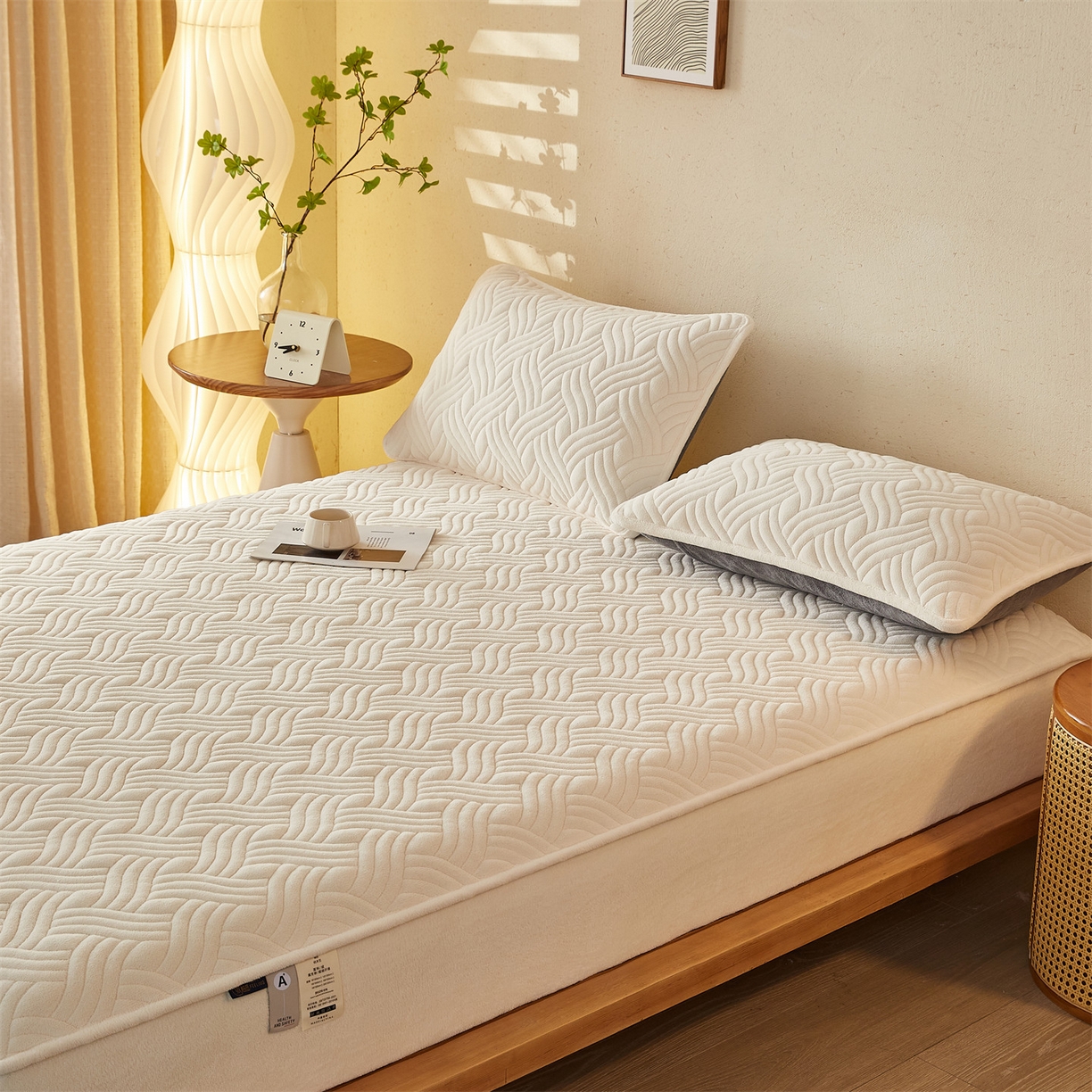 91家纺网 家纺一手货源 找家纺 金鹰 2025新款A类牛奶绒云眠绒夹棉床笠牛奶绒床笠席梦思保护套床垫套 奶白