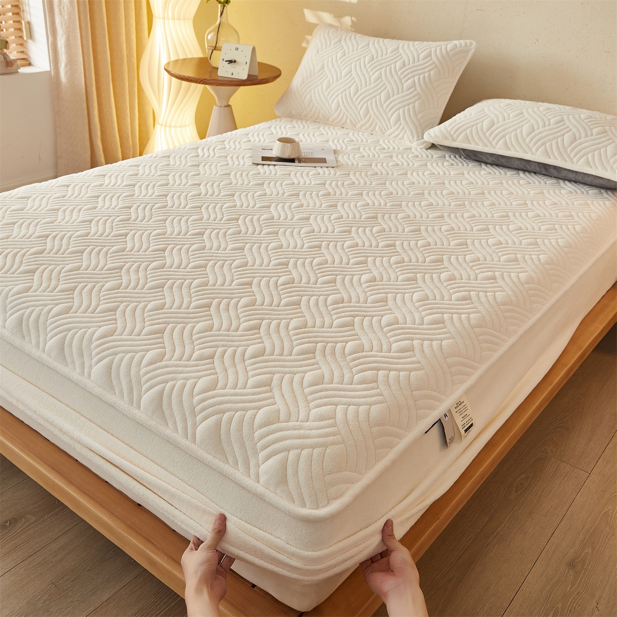 91家纺网 家纺一手货源 找家纺 金鹰 2025新款A类牛奶绒云眠绒夹棉床笠牛奶绒床笠席梦思保护套床垫套 奶白