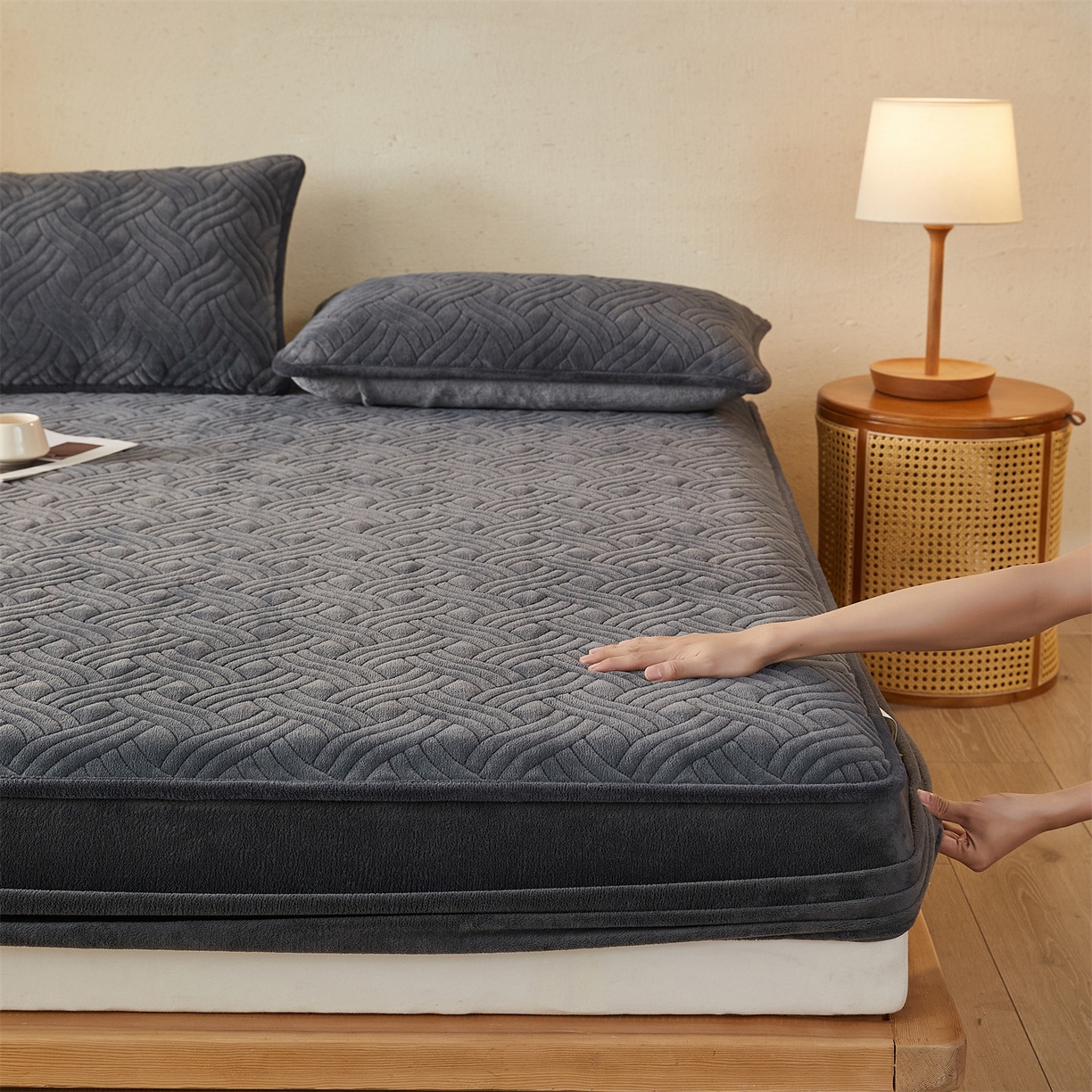 91家纺网 家纺一手货源 找家纺 金鹰 2025新款A类牛奶绒云眠绒夹棉床笠牛奶绒床笠席梦思保护套床垫套 深灰