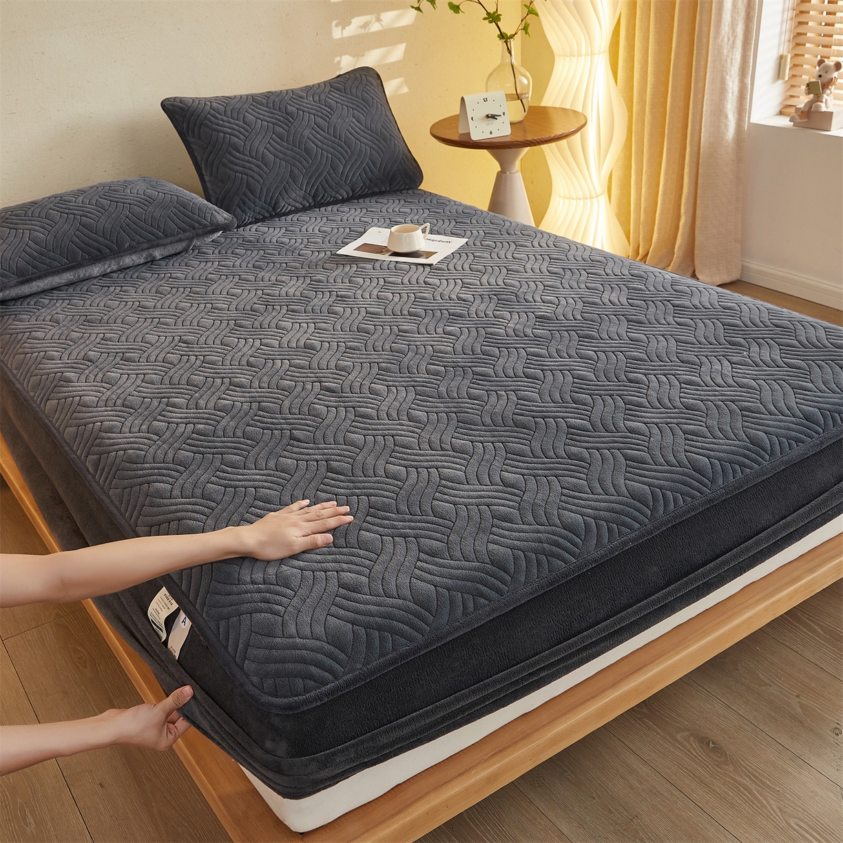 91家纺网 家纺一手货源 找家纺 金鹰 2025新款A类牛奶绒云眠绒夹棉床笠牛奶绒床笠席梦思保护套床垫套 深灰