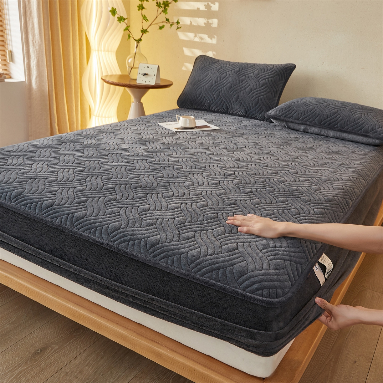 91家纺网 家纺一手货源 找家纺 金鹰 2025新款A类牛奶绒云眠绒夹棉床笠牛奶绒床笠席梦思保护套床垫套 深灰