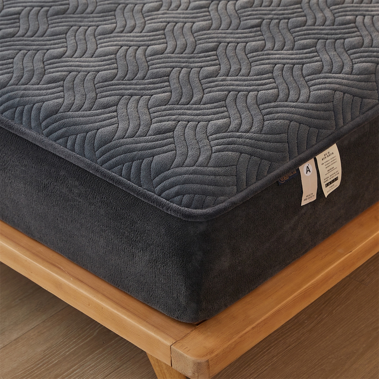 91家纺网 家纺一手货源 找家纺 金鹰 2025新款A类牛奶绒云眠绒夹棉床笠牛奶绒床笠席梦思保护套床垫套 深灰