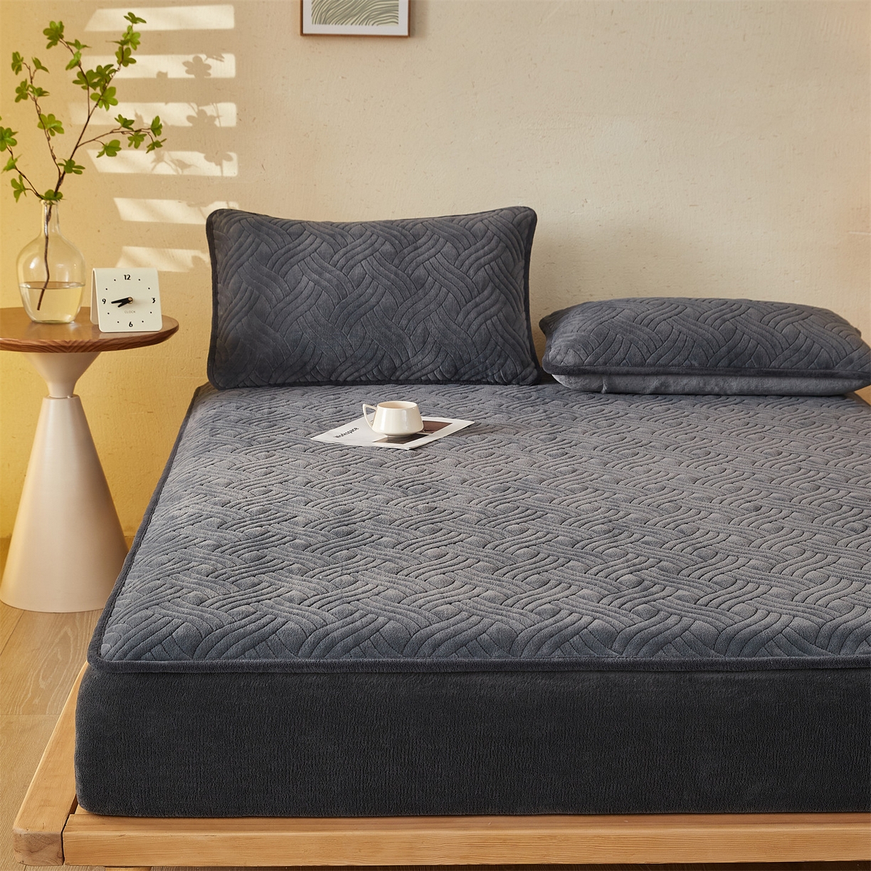 91家纺网 家纺一手货源 找家纺 金鹰 2025新款A类牛奶绒云眠绒夹棉床笠牛奶绒床笠席梦思保护套床垫套 深灰