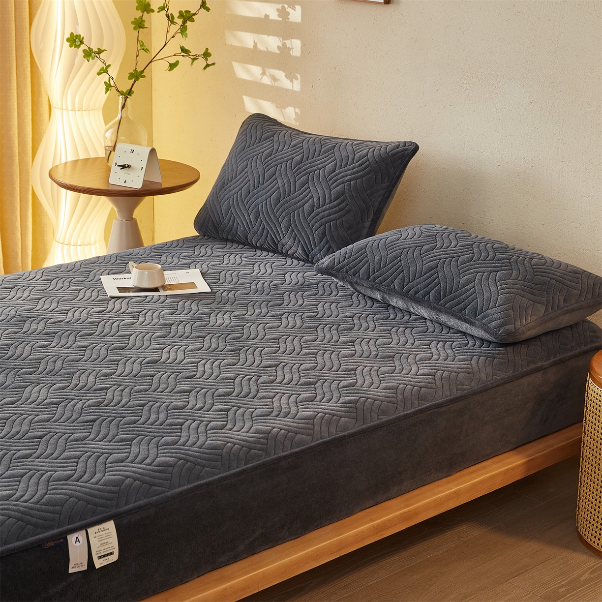 91家纺网 家纺一手货源 找家纺 金鹰 2025新款A类牛奶绒云眠绒夹棉床笠牛奶绒床笠席梦思保护套床垫套 深灰