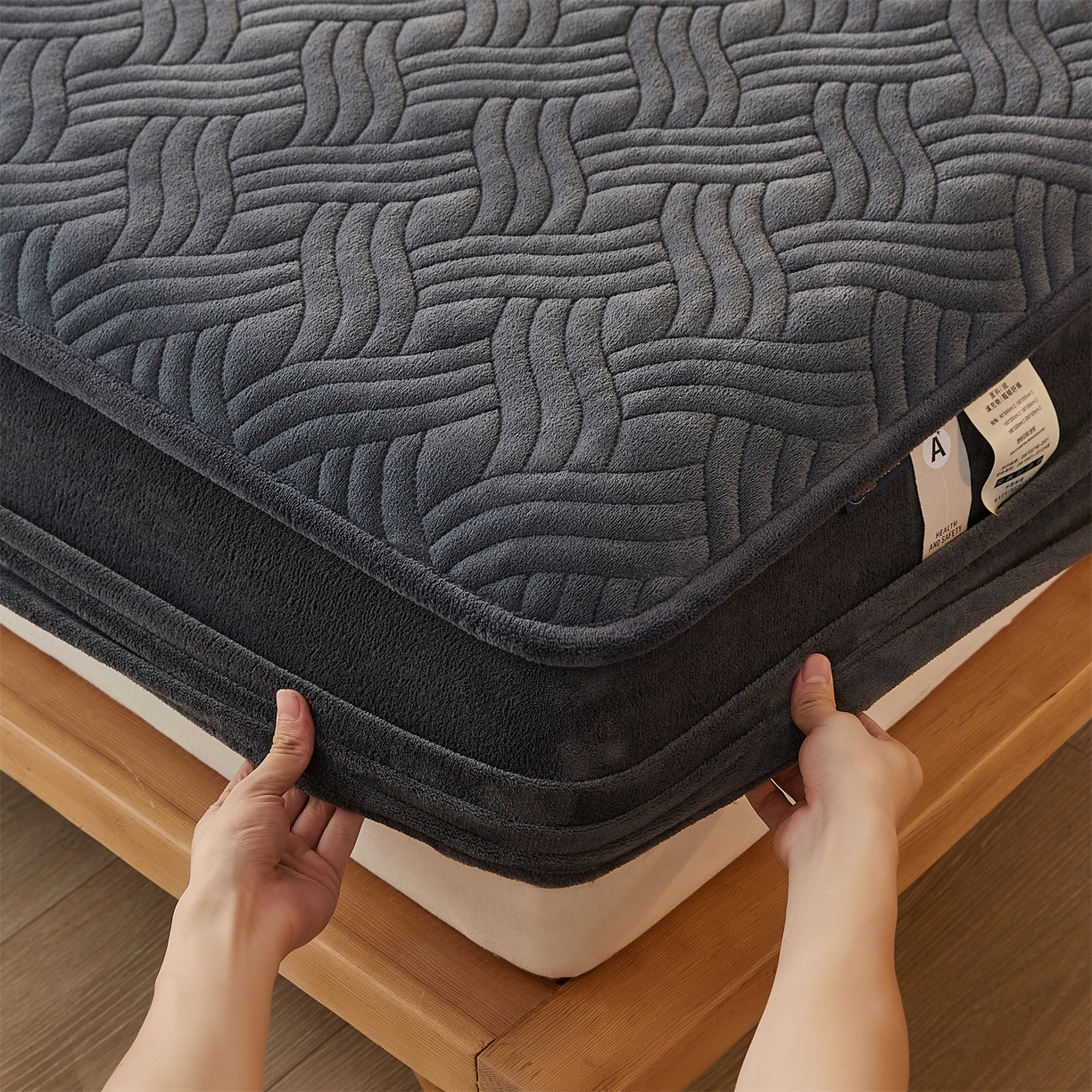 91家纺网 家纺一手货源 找家纺 金鹰 2025新款A类牛奶绒云眠绒夹棉床笠牛奶绒床笠席梦思保护套床垫套 深灰