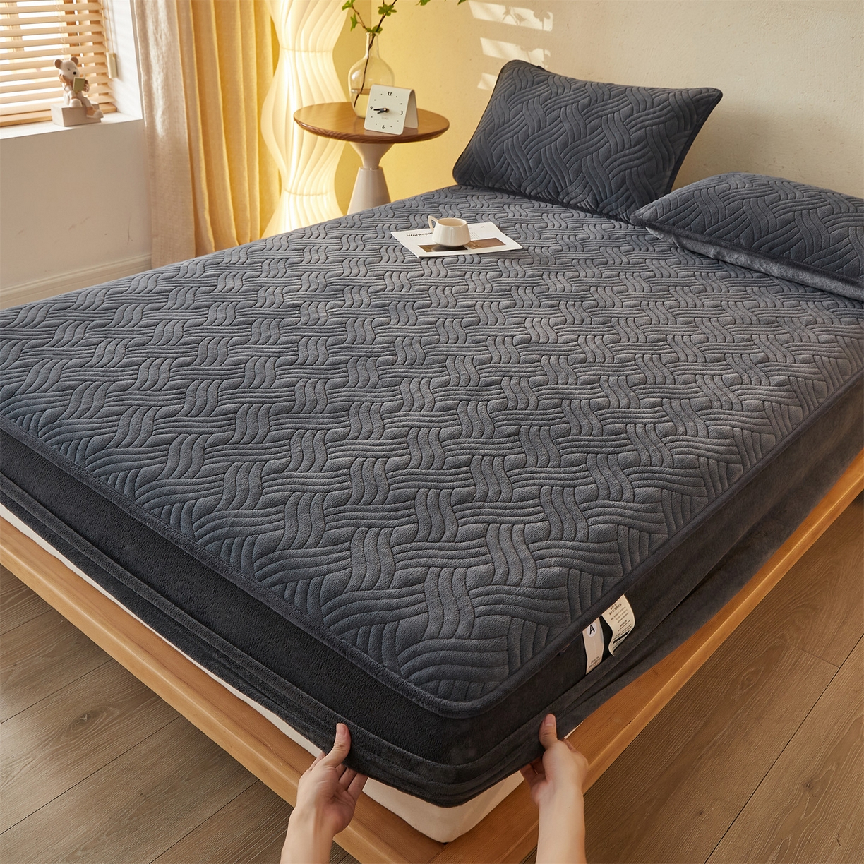 91家纺网 家纺一手货源 找家纺 金鹰 2025新款A类牛奶绒云眠绒夹棉床笠牛奶绒床笠席梦思保护套床垫套 深灰