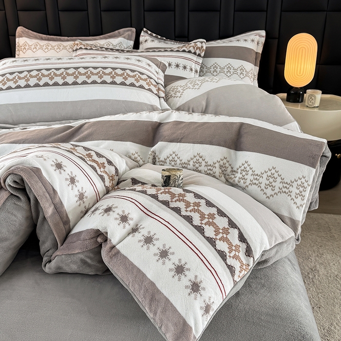 91家纺网 家纺一手货源 找家纺 金盛纺 2025新款高克重牛奶绒印花系列四件套(可定制) 流光