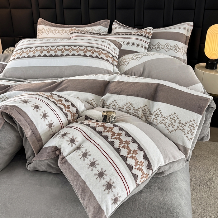 91家纺网 家纺一手货源 找家纺 金盛纺 2025新款高克重牛奶绒印花系列四件套(可定制) 流光