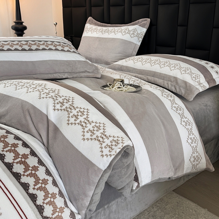 91家纺网 家纺一手货源 找家纺 金盛纺 2025新款高克重牛奶绒印花系列四件套(可定制) 流光