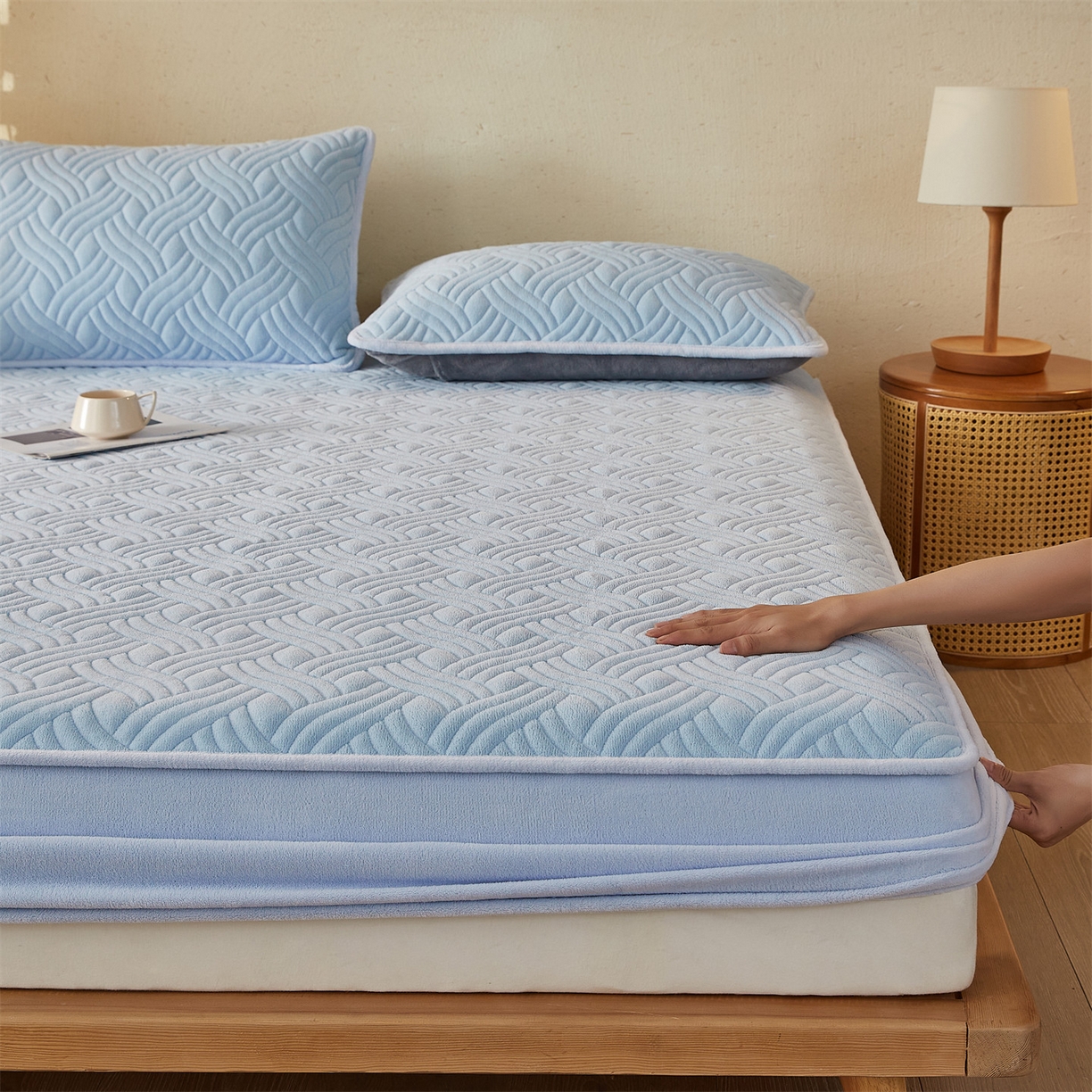 91家纺网 家纺一手货源 找家纺 金鹰 2025新款A类牛奶绒云眠绒夹棉床笠牛奶绒床笠席梦思保护套床垫套 天蓝