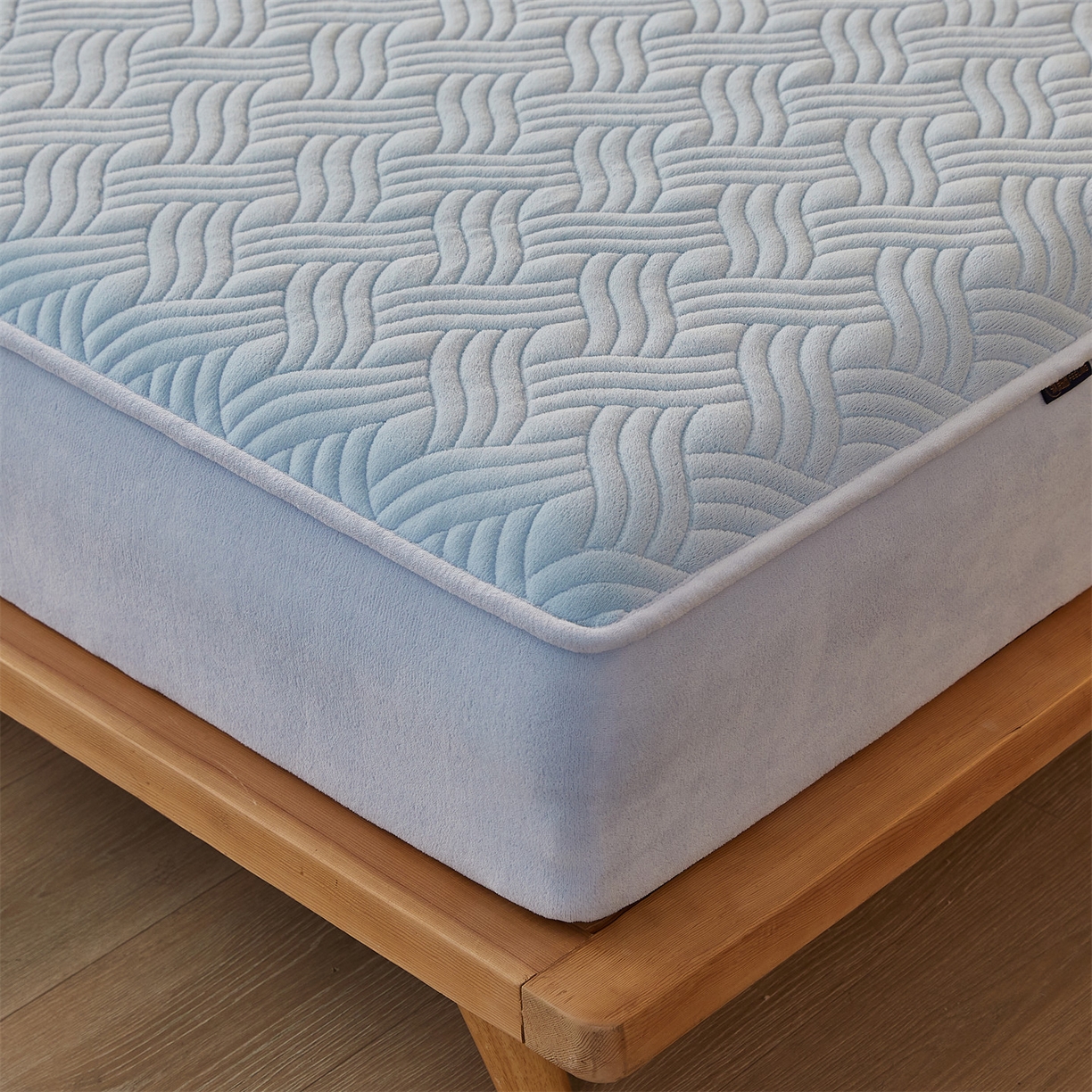 91家纺网 家纺一手货源 找家纺 金鹰 2025新款A类牛奶绒云眠绒夹棉床笠牛奶绒床笠席梦思保护套床垫套 天蓝