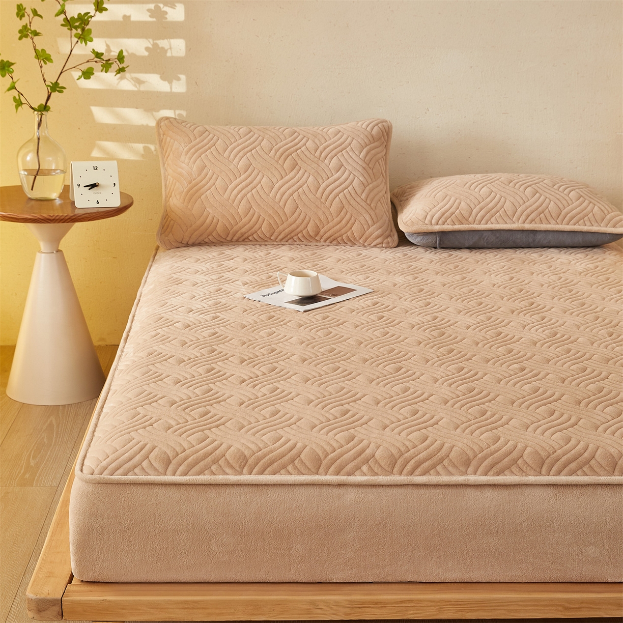 91家纺网 家纺一手货源 找家纺 金鹰 2025新款A类牛奶绒云眠绒夹棉床笠牛奶绒床笠席梦思保护套床垫套 驼色