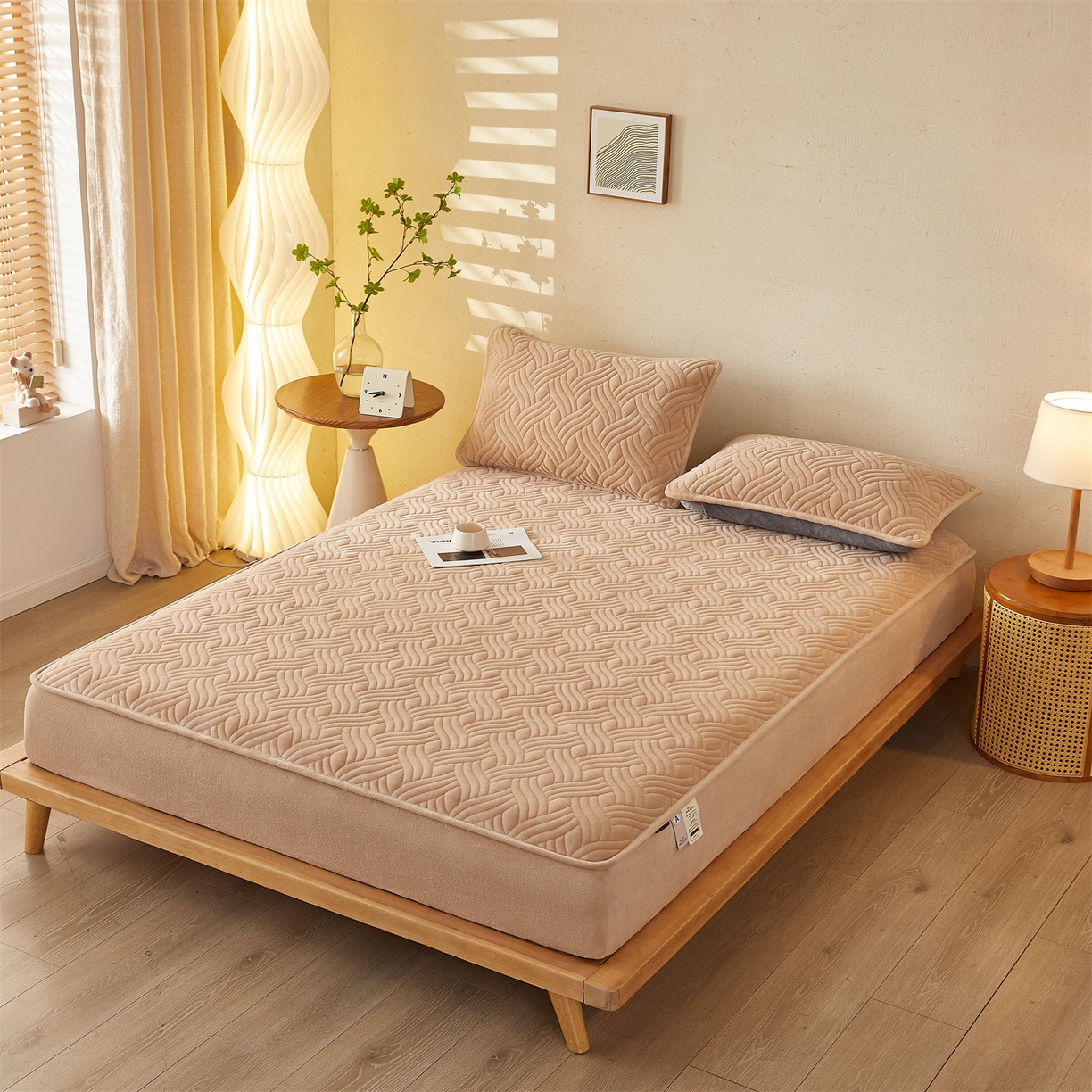 91家纺网 家纺一手货源 找家纺 金鹰 2025新款A类牛奶绒云眠绒夹棉床笠牛奶绒床笠席梦思保护套床垫套 驼色