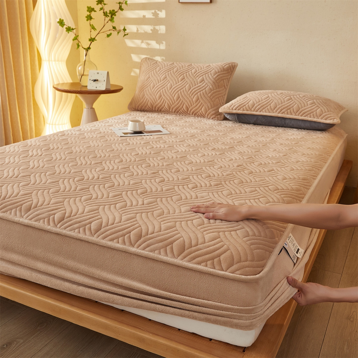 91家纺网 家纺一手货源 找家纺 金鹰 2025新款A类牛奶绒云眠绒夹棉床笠牛奶绒床笠席梦思保护套床垫套 驼色