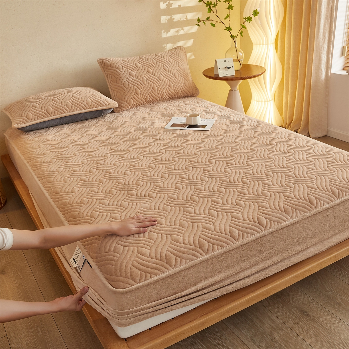 91家纺网 家纺一手货源 找家纺 金鹰 2025新款A类牛奶绒云眠绒夹棉床笠牛奶绒床笠席梦思保护套床垫套 驼色