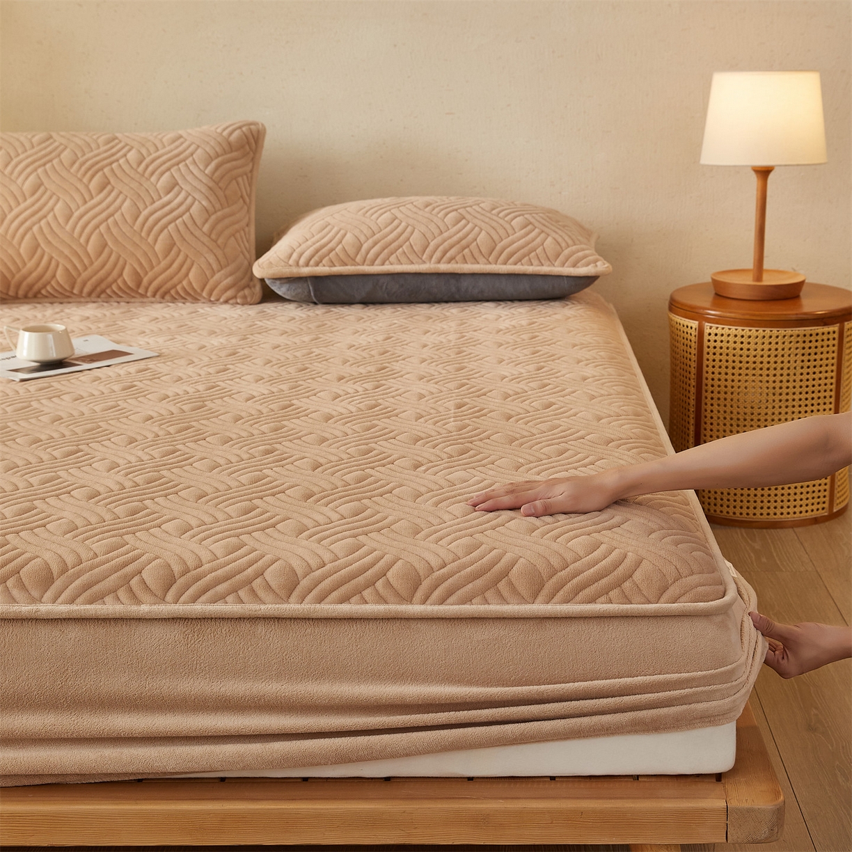 91家纺网 家纺一手货源 找家纺 金鹰 2025新款A类牛奶绒云眠绒夹棉床笠牛奶绒床笠席梦思保护套床垫套 驼色