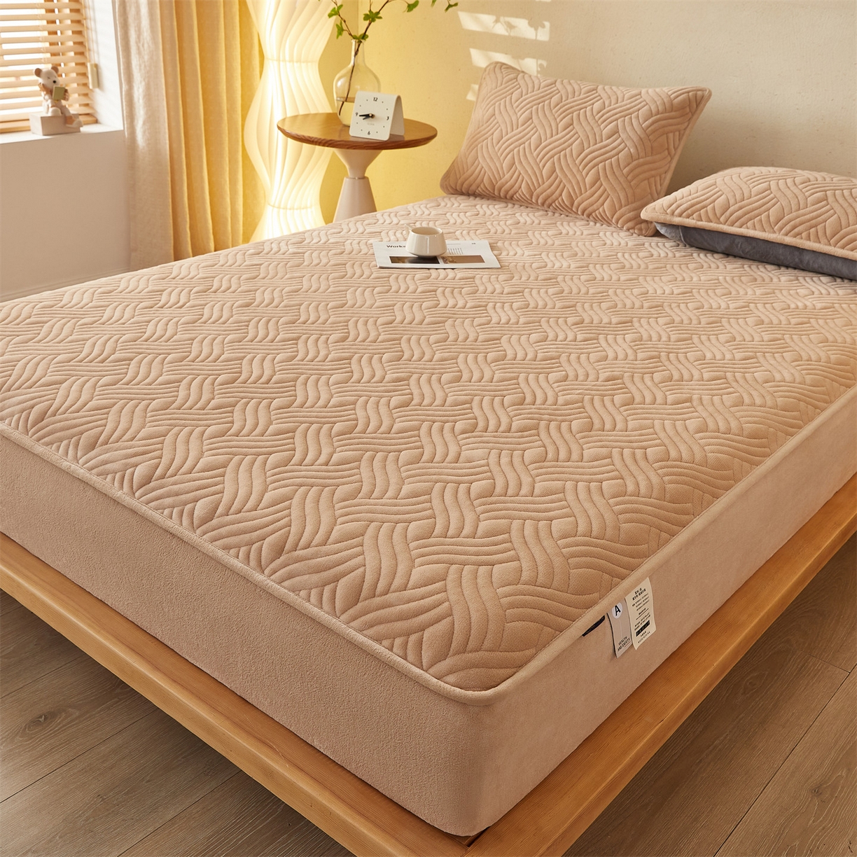 91家纺网 家纺一手货源 找家纺 金鹰 2025新款A类牛奶绒云眠绒夹棉床笠牛奶绒床笠席梦思保护套床垫套 驼色