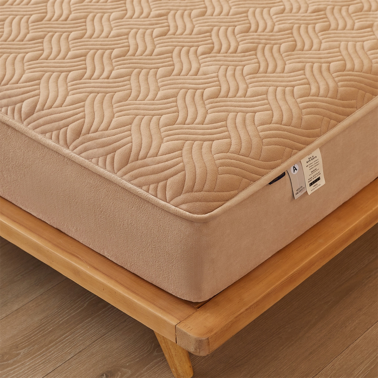 91家纺网 家纺一手货源 找家纺 金鹰 2025新款A类牛奶绒云眠绒夹棉床笠牛奶绒床笠席梦思保护套床垫套 驼色