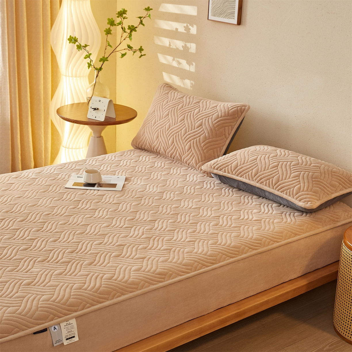 91家纺网 家纺一手货源 找家纺 金鹰 2025新款A类牛奶绒云眠绒夹棉床笠牛奶绒床笠席梦思保护套床垫套 驼色