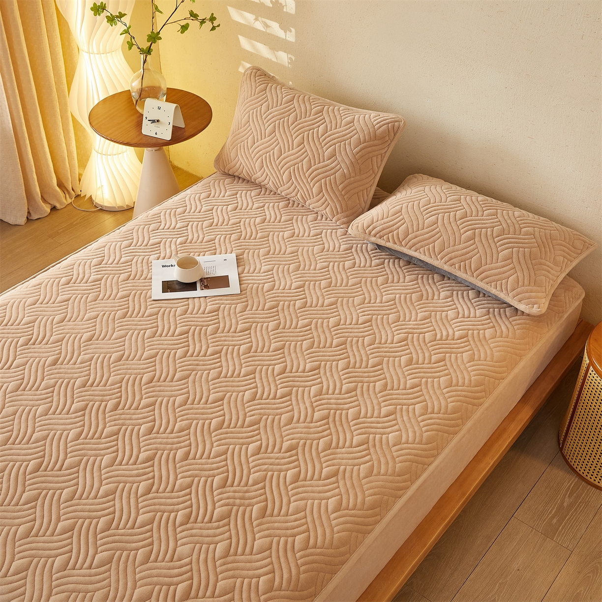 91家纺网 家纺一手货源 找家纺 金鹰 2025新款A类牛奶绒云眠绒夹棉床笠牛奶绒床笠席梦思保护套床垫套 驼色