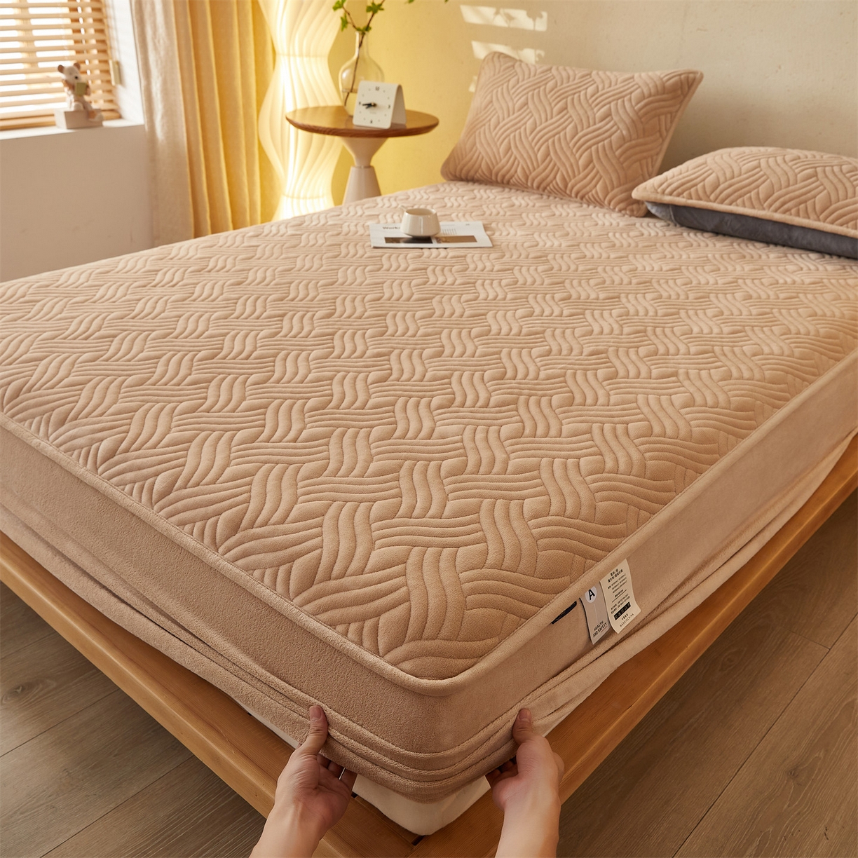 91家纺网 家纺一手货源 找家纺 金鹰 2025新款A类牛奶绒云眠绒夹棉床笠牛奶绒床笠席梦思保护套床垫套 驼色