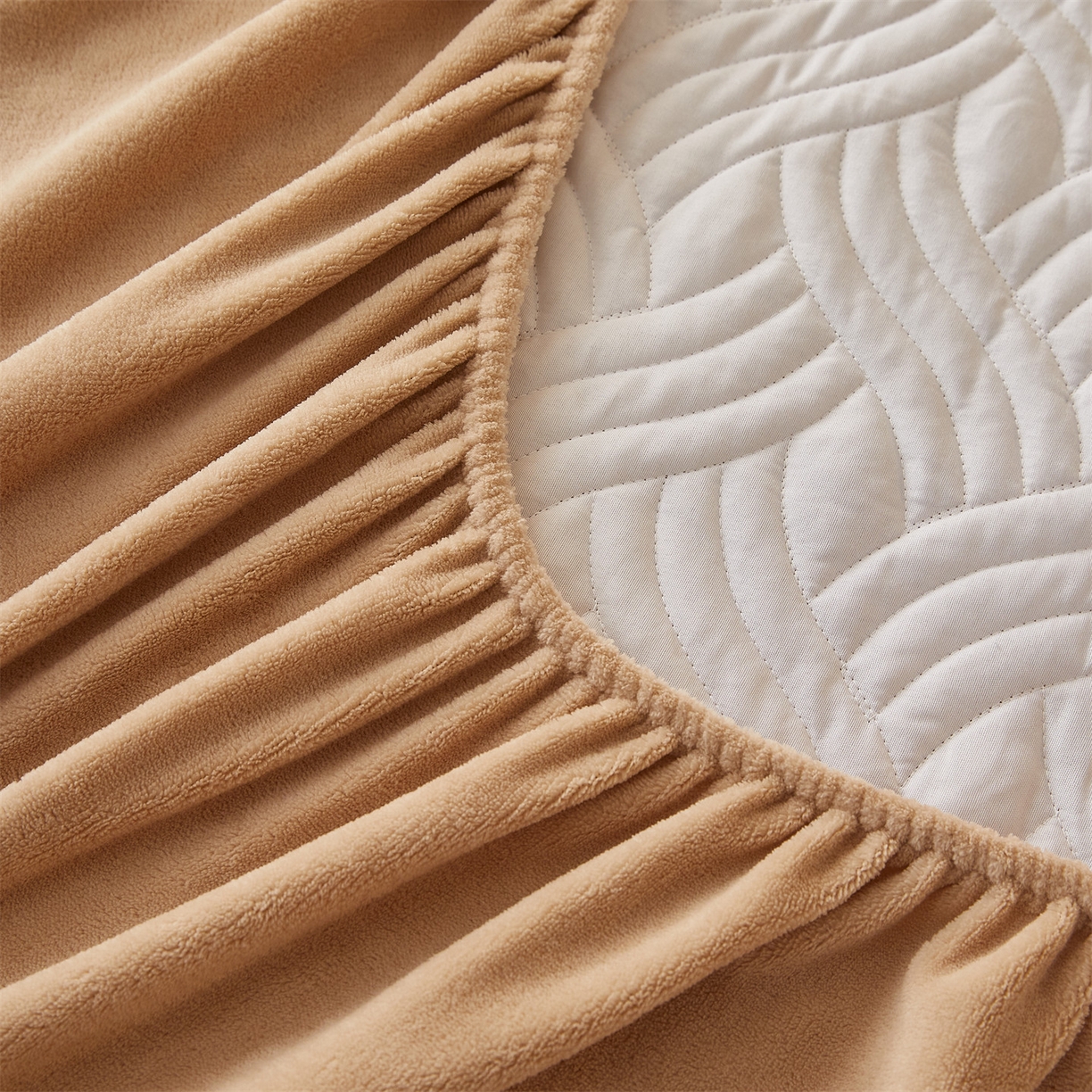 91家纺网 家纺一手货源 找家纺 金鹰 2025新款A类牛奶绒云眠绒夹棉床笠牛奶绒床笠席梦思保护套床垫套 驼色