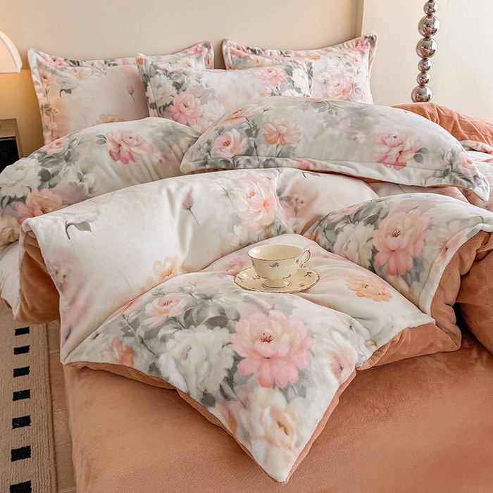 91家纺网 家纺一手货源 找家纺 金盛纺 2025新款高克重牛奶绒印花系列四件套(可定制) 墨染