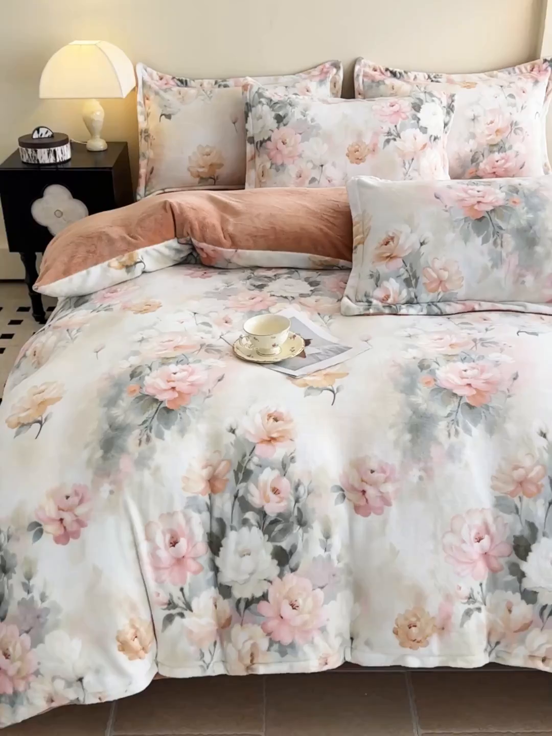 91家纺网 家纺一手货源 找家纺 金盛纺 2025新款高克重牛奶绒印花系列四件套(可定制) 墨染