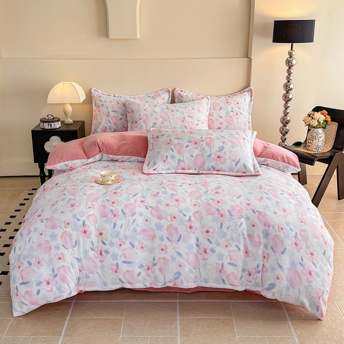 91家纺网 家纺一手货源 找家纺 金盛纺 2025新款高克重牛奶绒印花系列四件套(可定制) 温雅