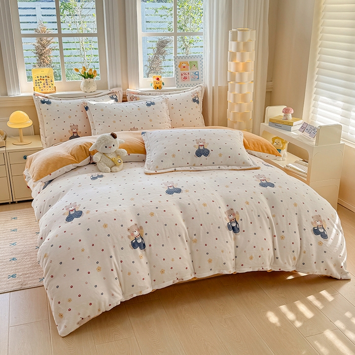 91家纺网 家纺一手货源 找家纺 金盛纺 2025新款高克重牛奶绒印花系列四件套(可定制) 熊熊乐园