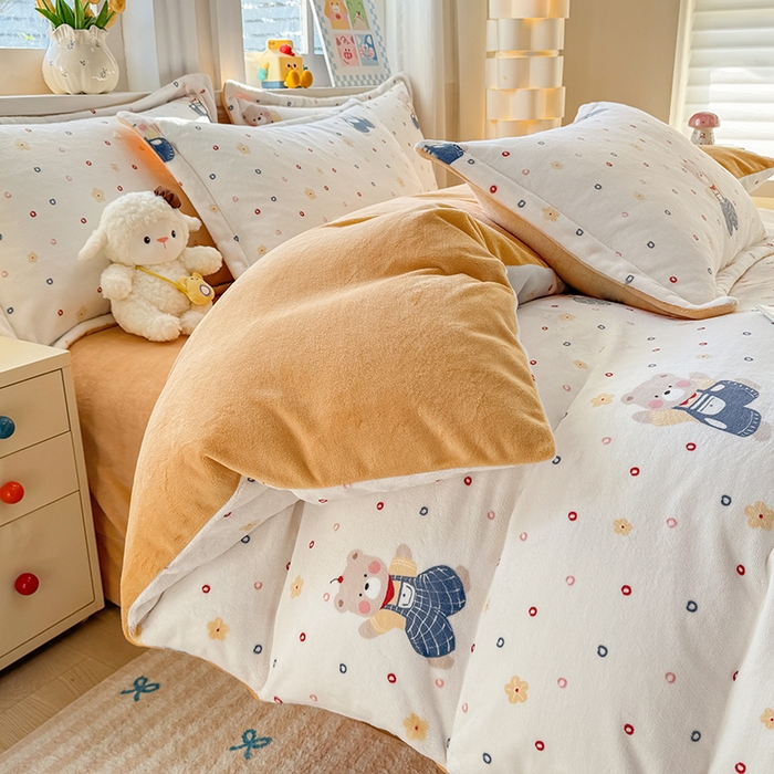 91家纺网 家纺一手货源 找家纺 金盛纺 2025新款高克重牛奶绒印花系列四件套(可定制) 熊熊乐园