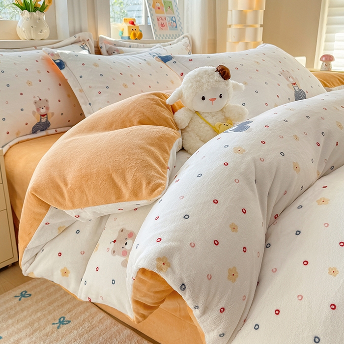 91家纺网 家纺一手货源 找家纺 金盛纺 2025新款高克重牛奶绒印花系列四件套(可定制) 熊熊乐园