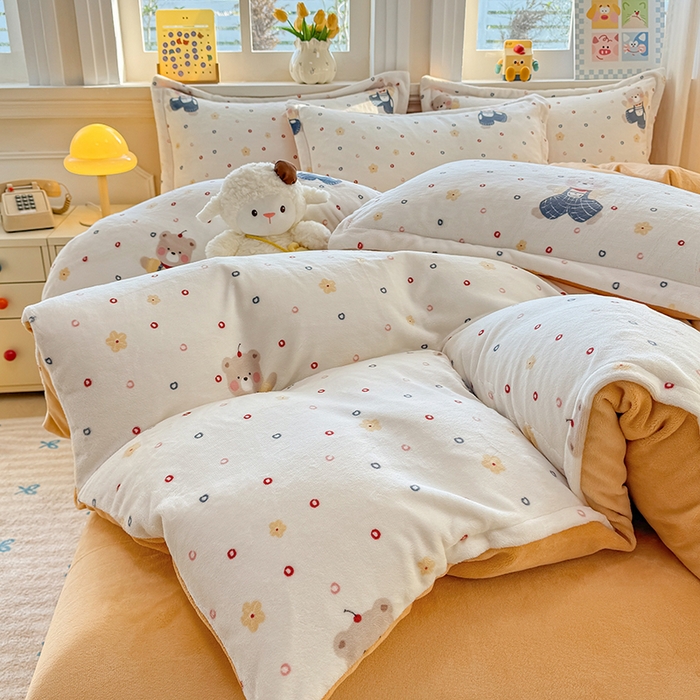 91家纺网 家纺一手货源 找家纺 金盛纺 2025新款高克重牛奶绒印花系列四件套(可定制) 熊熊乐园