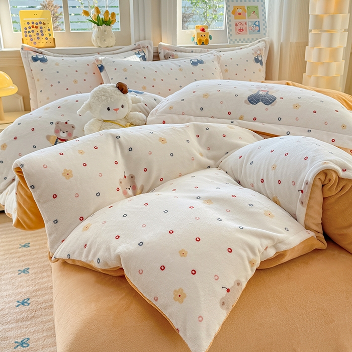 91家纺网 家纺一手货源 找家纺 金盛纺 2025新款高克重牛奶绒印花系列四件套(可定制) 熊熊乐园