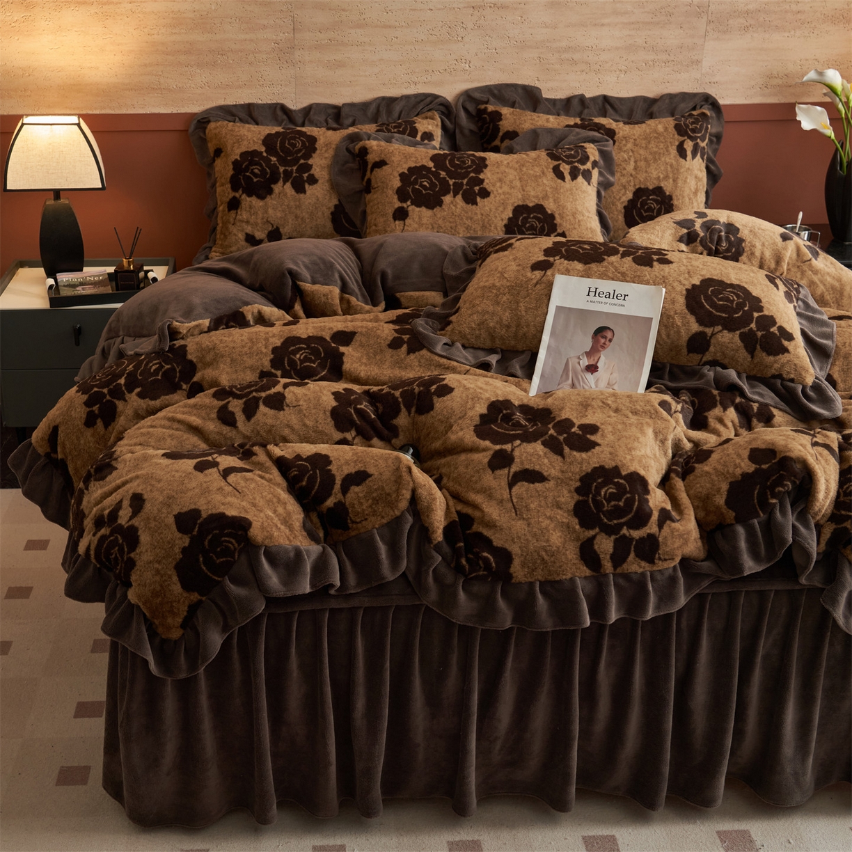 91家纺网 家纺一手货源 找家纺 金鹰 2025新款A类兔毛绒夹棉床裙四件套加厚牛奶绒四件套 爱意玫瑰-咖