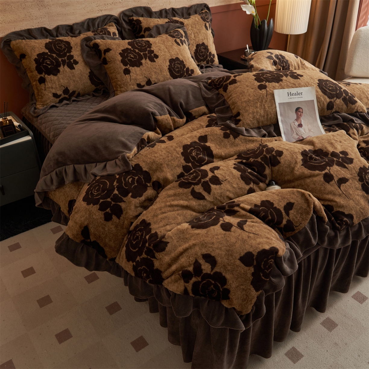 91家纺网 家纺一手货源 找家纺 金鹰 2025新款A类兔毛绒夹棉床裙四件套加厚牛奶绒四件套 爱意玫瑰-咖