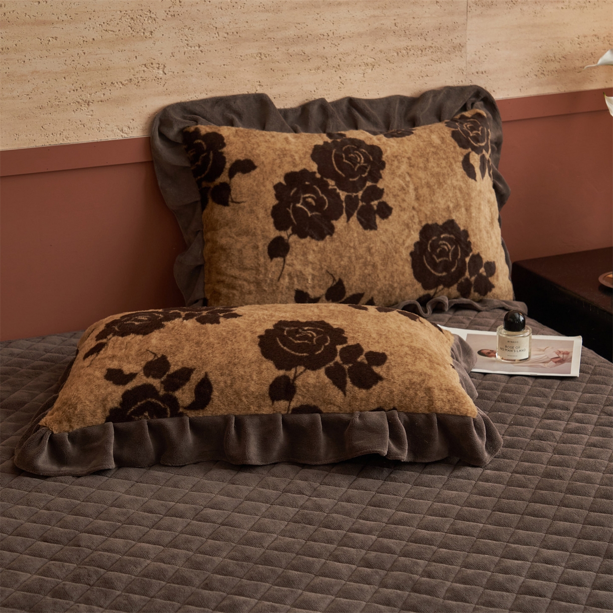 91家纺网 家纺一手货源 找家纺 金鹰 2025新款A类兔毛绒夹棉床裙四件套加厚牛奶绒四件套 爱意玫瑰-咖