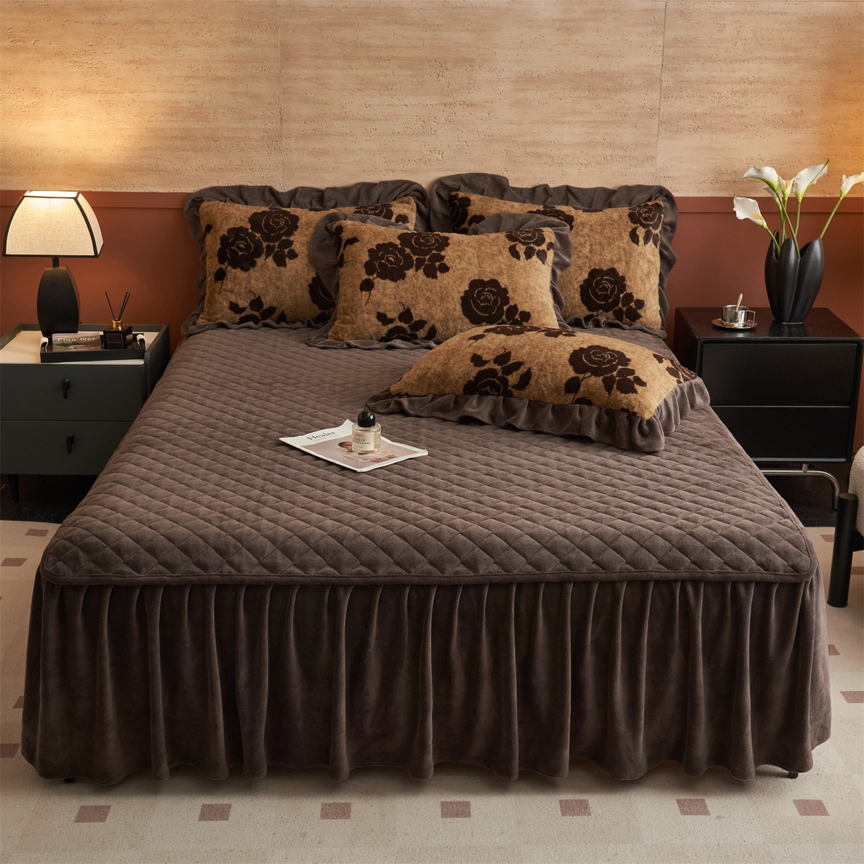 91家纺网 家纺一手货源 找家纺 金鹰 2025新款A类兔毛绒夹棉床裙四件套加厚牛奶绒四件套 爱意玫瑰-咖