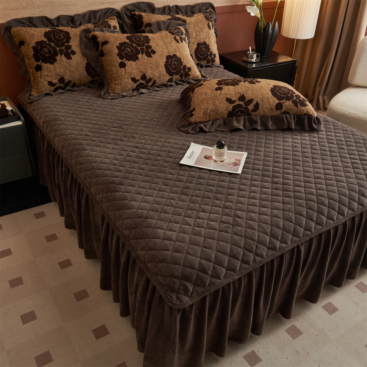 91家纺网 家纺一手货源 找家纺 金鹰 2025新款A类兔毛绒夹棉床裙四件套加厚牛奶绒四件套 爱意玫瑰-咖