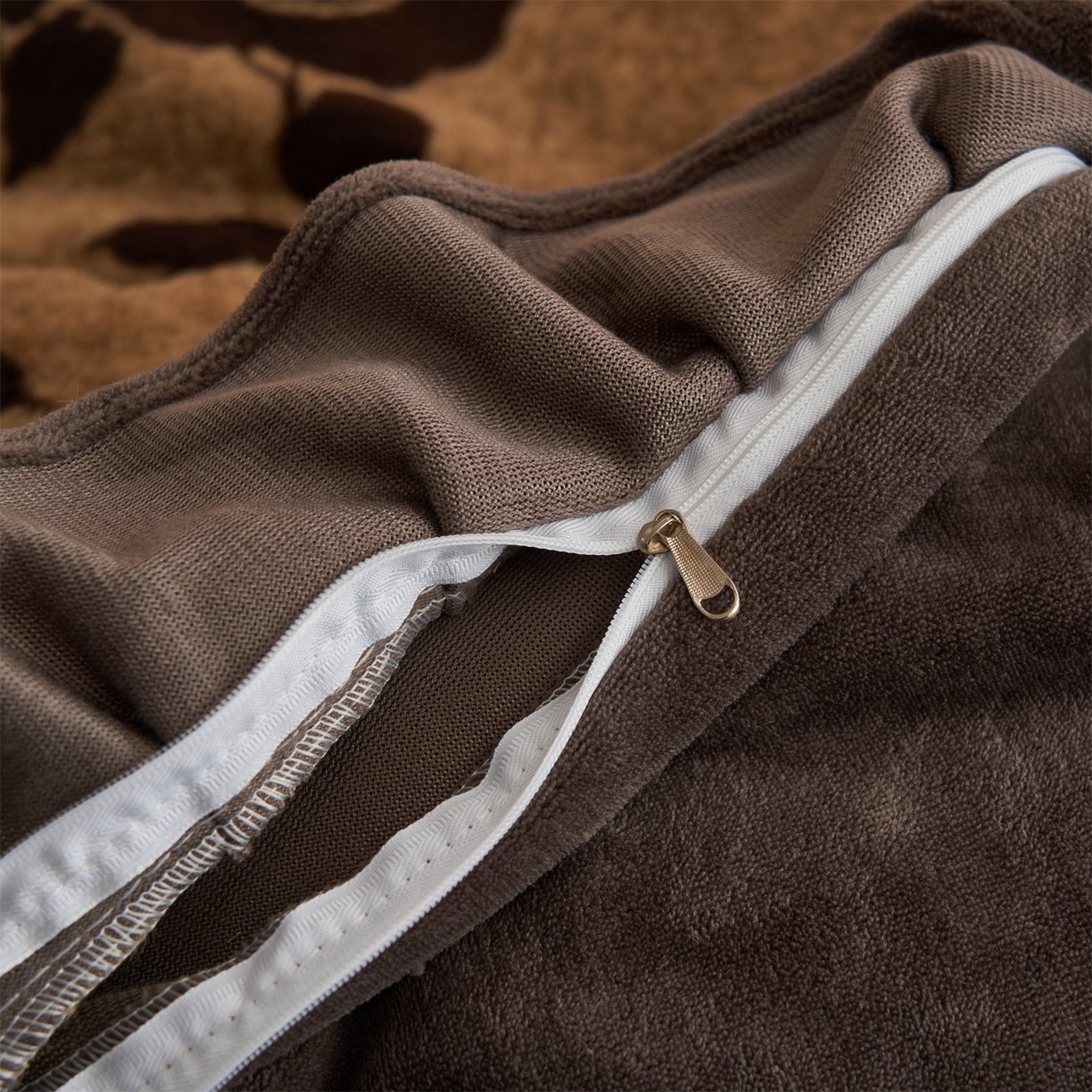 91家纺网 家纺一手货源 找家纺 金鹰 2025新款A类兔毛绒夹棉床裙四件套加厚牛奶绒四件套 爱意玫瑰-咖