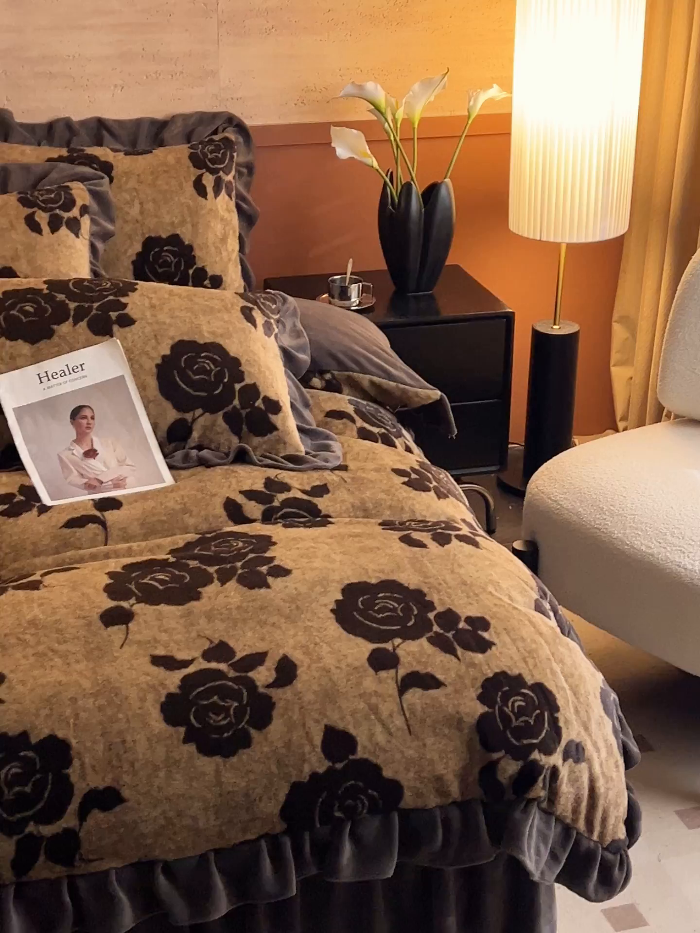 91家纺网 家纺一手货源 找家纺 金鹰 2025新款A类兔毛绒夹棉床裙四件套加厚牛奶绒四件套 爱意玫瑰-咖