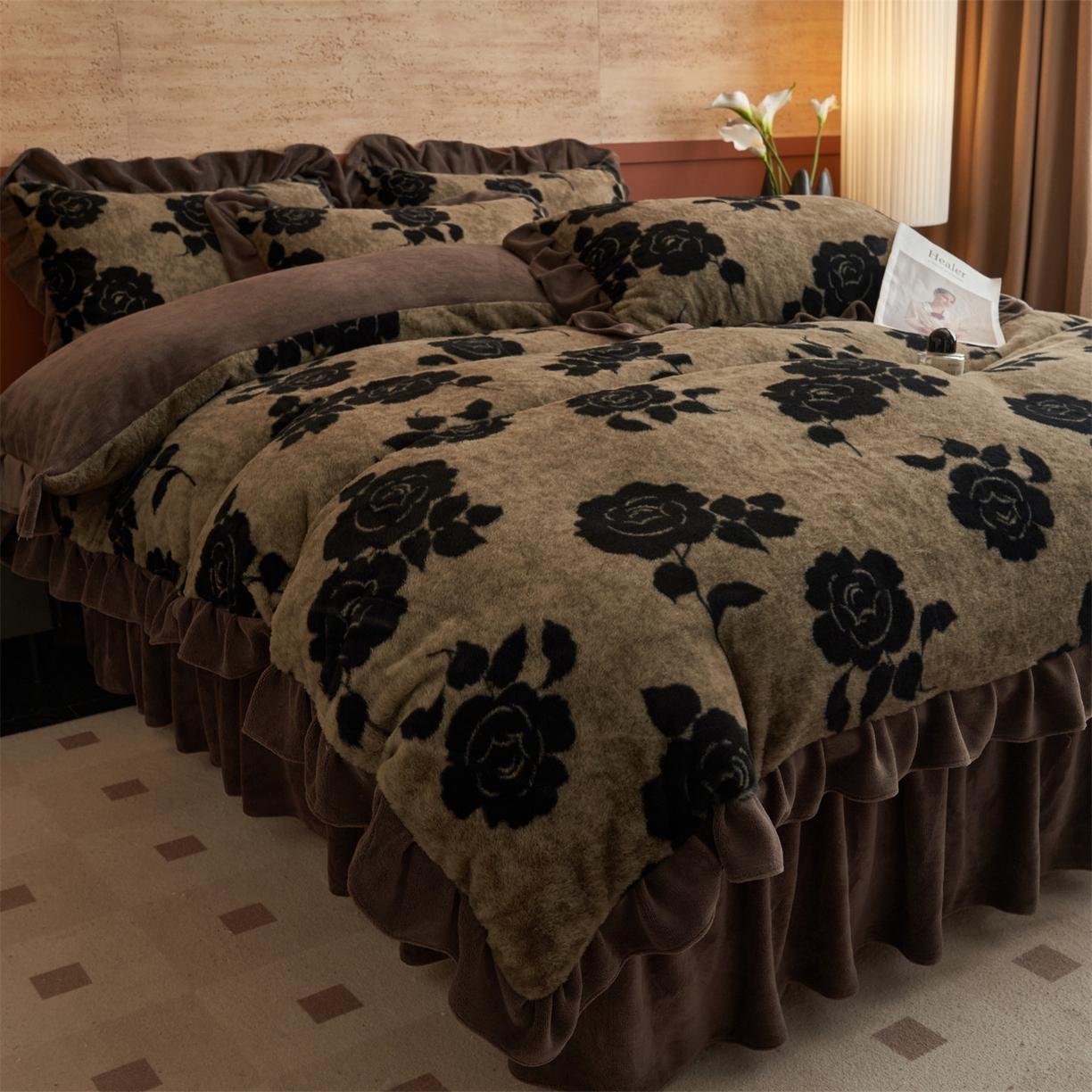 91家纺网 家纺一手货源 找家纺 金鹰 2025新款A类兔毛绒夹棉床裙四件套加厚牛奶绒四件套 爱意玫瑰-卡其