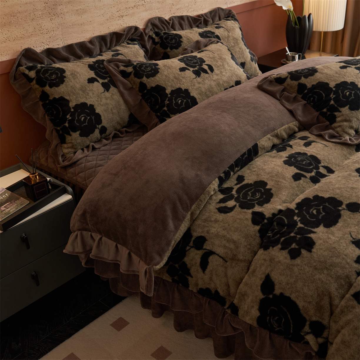 91家纺网 家纺一手货源 找家纺 金鹰 2025新款A类兔毛绒夹棉床裙四件套加厚牛奶绒四件套 爱意玫瑰-卡其