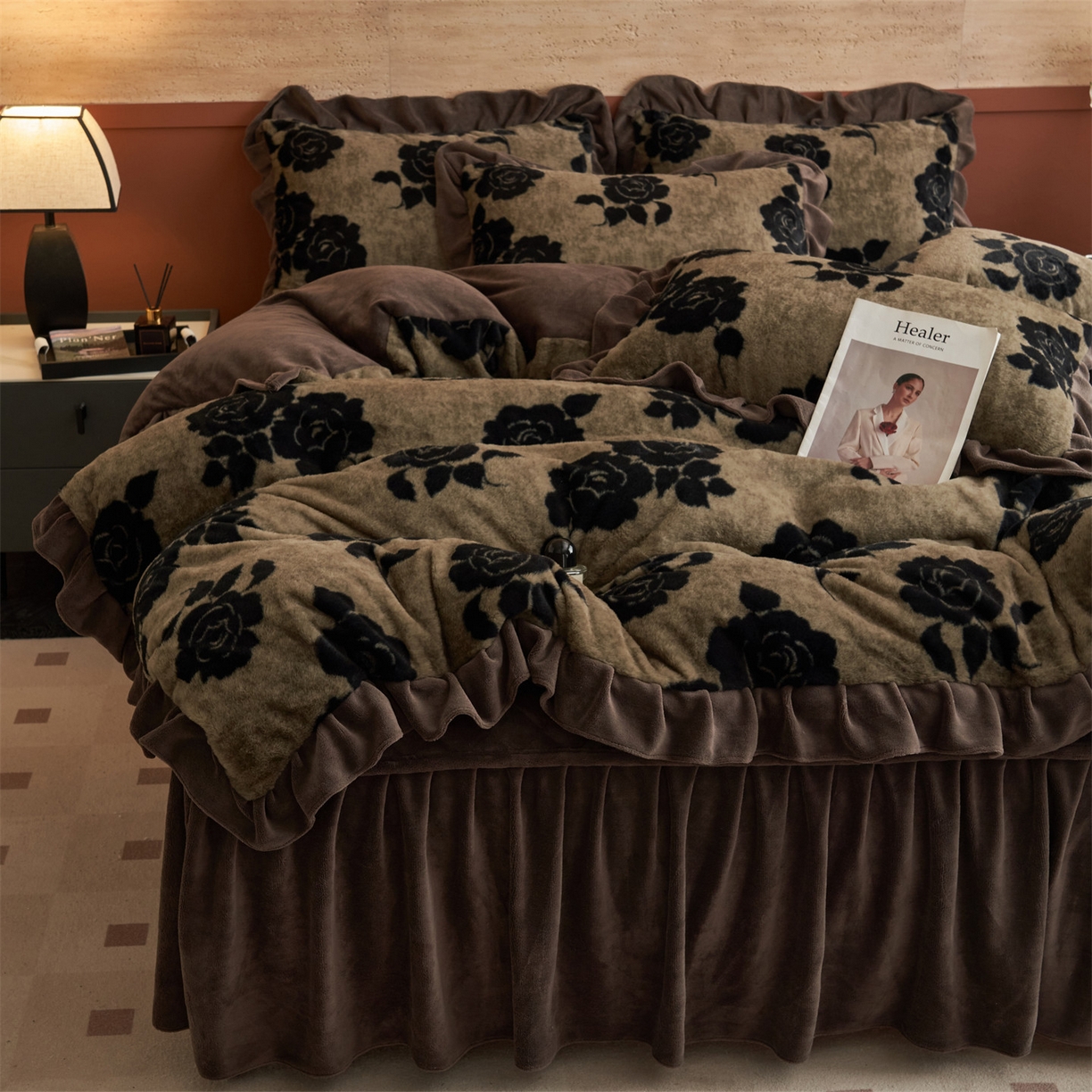 91家纺网 家纺一手货源 找家纺 金鹰 2025新款A类兔毛绒夹棉床裙四件套加厚牛奶绒四件套 爱意玫瑰-卡其